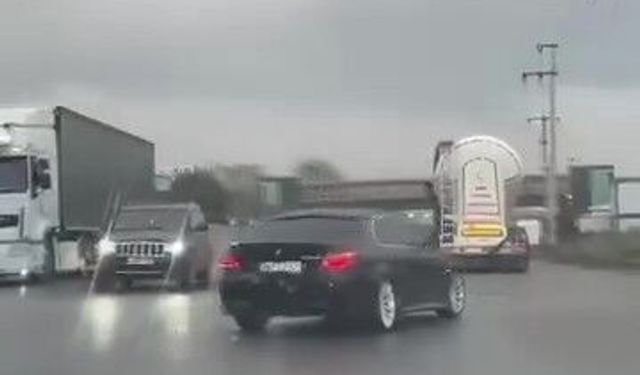 Yağışlı yolda makas atan otomobil tepetaklak oldu