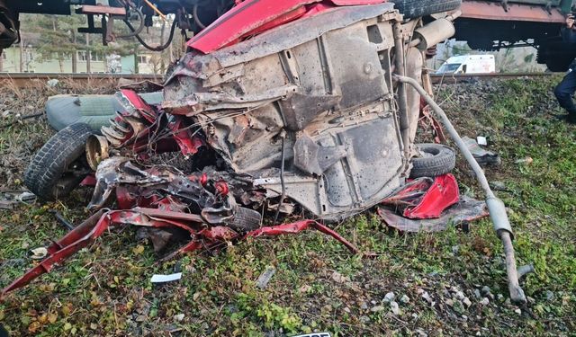 Yük treni hemzemin geçitte otomobile çarptı! 1 ölü