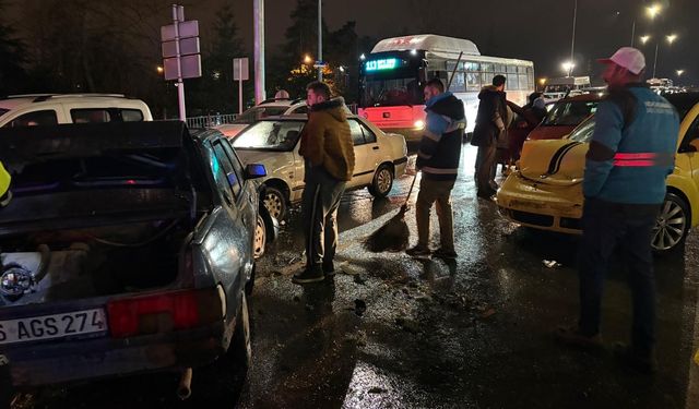 Kayseri'de otomobil kırmızı ışıkta bekleyen 5 araca çarptı