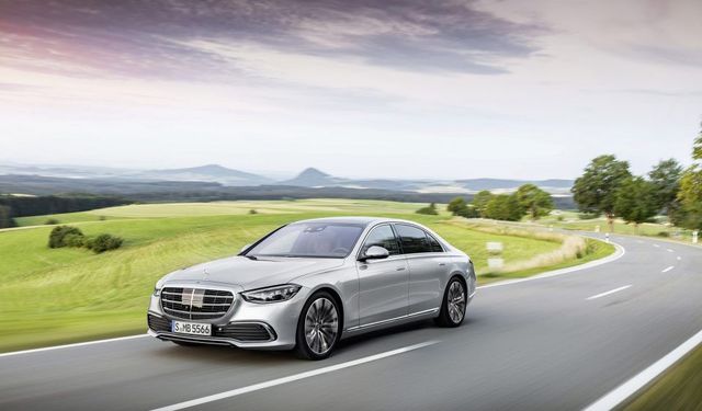 Bu Farlar Geceyi Bitiriyor Mu? Yeni Mercedes S-Serisi 605 Metreyi Gündüz Gibi Aydınlatıyor!
