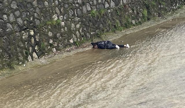 Bursa'da dereye düşen adam son anda kurtuldu!