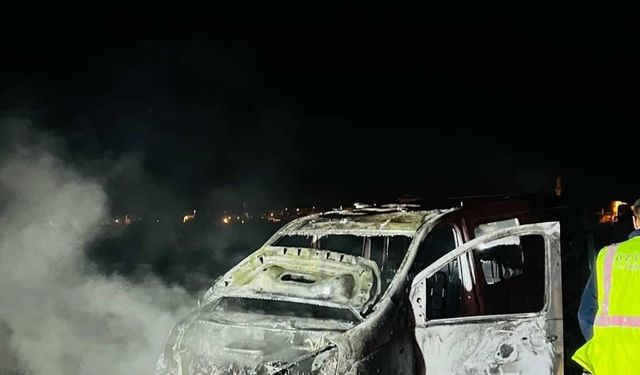 Bursa’da seyir halindeki araç alevlere teslim oldu