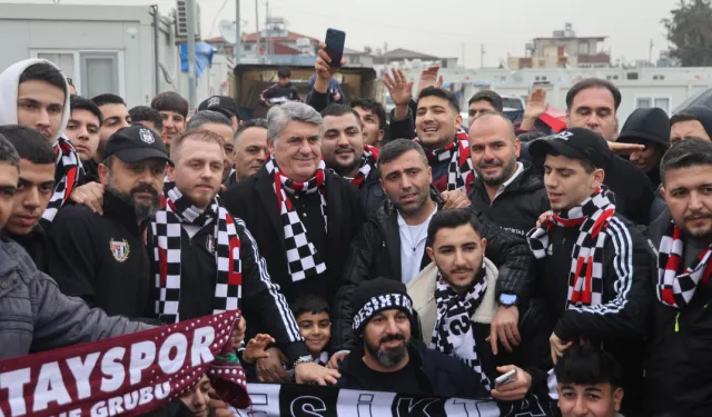 Depremzede çocukların yüzü Beşiktaş'ın hediyeleriyle güldü