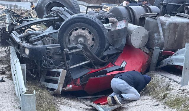 Devrilen tırın altında kalan sürücü hayatını kaybetti