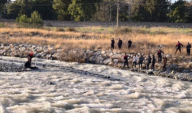 Köprüden düşerek akıntıya kapılan çocuk hayatını kaybetti