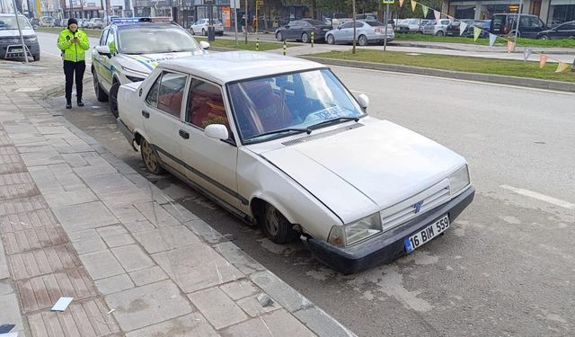 İnegöl'de ehliyetsiz sürücü kaldırıma çarpıp kaçtı!