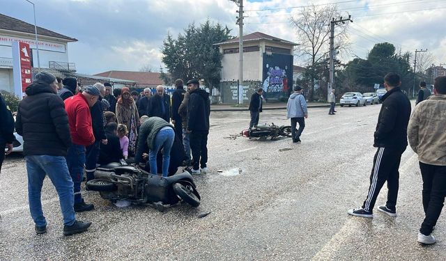 İnegöl'de Motosikletler Kafa Kafaya Çarpıştı! Biri Ağır İki Yaralı
