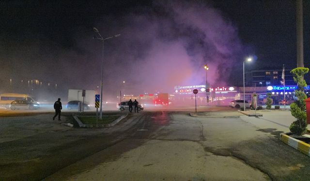 İnegöl’de seyir halindeki otomobilden çıkan yoğun duman trafikte paniğe neden oldu