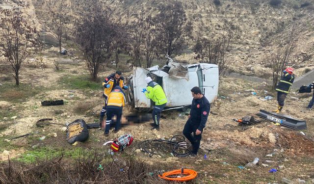 Kontrolden çıkarak şarampole uçan otomobildeki yolcu hayatını kaybetti