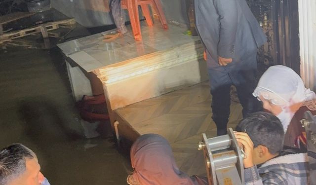 Manisa'da selde mahsur kalan 11 kişilik aileyi itfaiye kurtardı