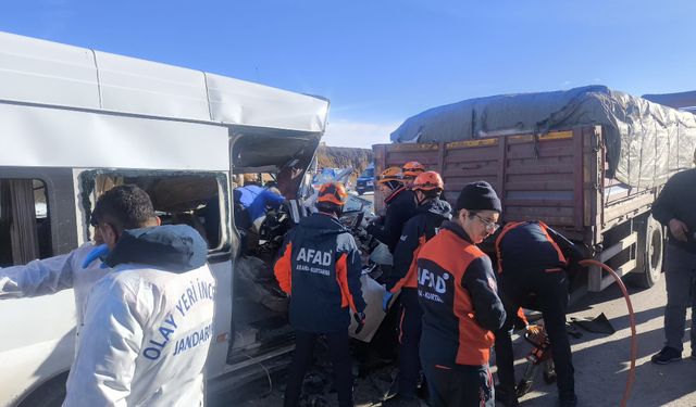 Öğrenci servisi tıra çarptı! 1 ölü, 7 yaralı