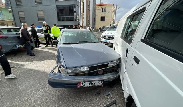Polisten kaçan 14 yaşındaki sürücü minibüse çarpınca yakalandı