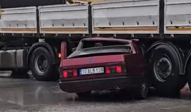 Turgutlu’da otomobil tırın altına ok gibi saplandı... O anlar kamerada