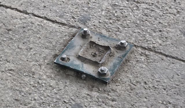 İnegöl Devlet Hastanesi Acil Girişinde Tehlike Yaratan Demir Parça Kaldırıldı