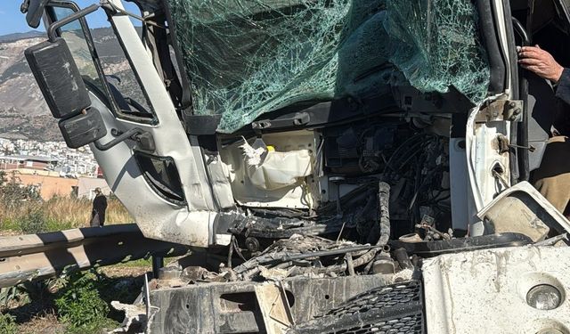 Hatay'da aynı istikametteki kamyonlar çarpıştı! 1 ölü