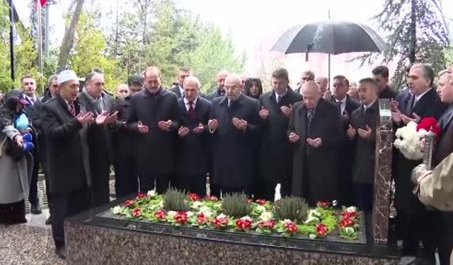Bahçeli, Merhum Türkeş'in kabrini ziyaret etti