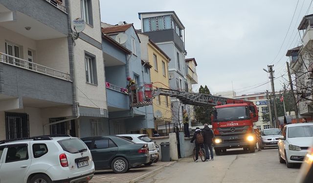 Balkonda Mahsur Kalan Yaşlı Kadını İtfaiye Kurtardı