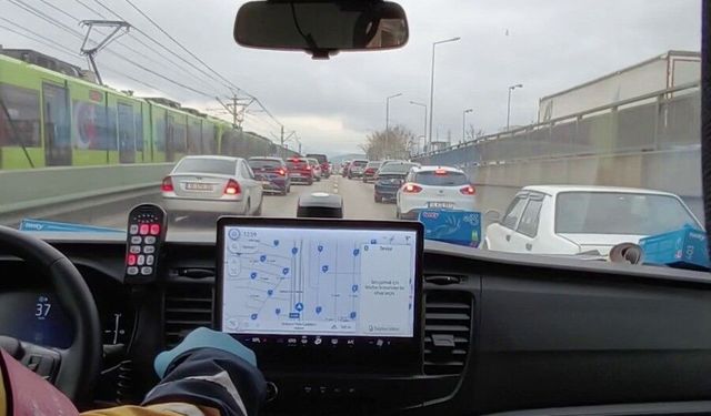 Bursa’da hayat koridoru açıldı Sürücülerden alkışlanacak hareket