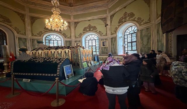 Bursa’da Manevi Buluşma: Emir Sultan’da Sakal-ı Şerif İzdihamı