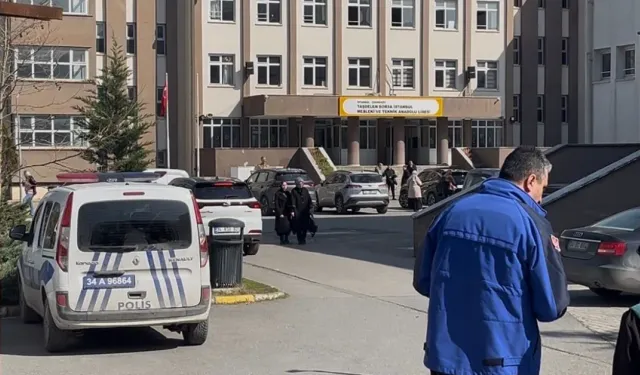 Çekmeköy’de Lisede Bıçaklı Saldırı! 2 Öğretmen ve 1 Öğrenci Yaralandı