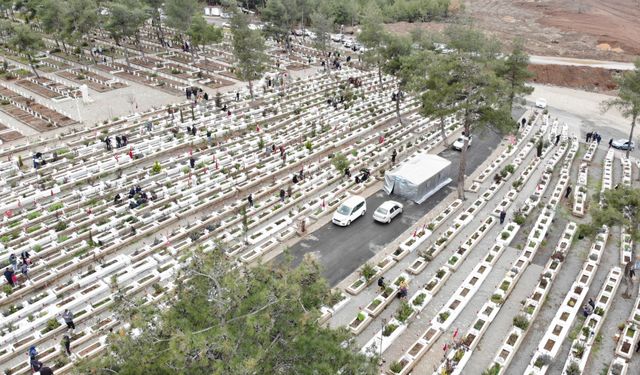Deprem şehitliğinde hüzünlü bayram