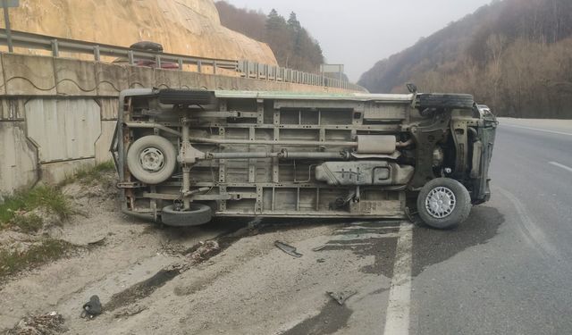 İnegöl Mezitler’de minibüs devrildi! Sürücü yaralandı