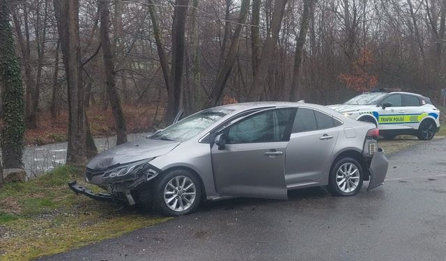 İnegöl'de Otomobil Alt Yola Uçtu: 1'i Bebek 4 Yaralı!