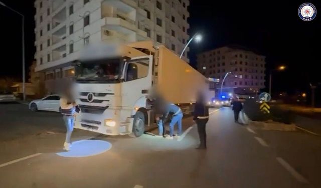 İran'dan gelen 25 göçmen tır dorsesinde yakalandı, sürücü tutuklandı