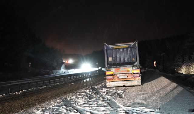 Kastamonu’da yoğun kar yağışı! Araçlar yolda mahsur kaldı