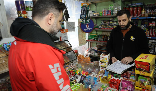 Mahallenin bakkal borcunu ödeyip, veresiye defterini yaktı