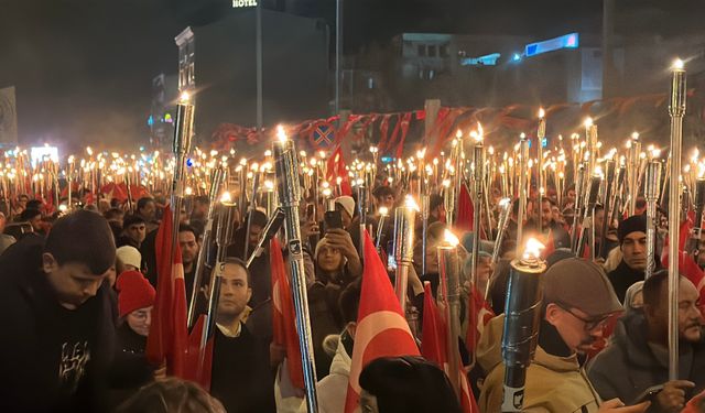 Meşaleler Çanakkale şehitleri için yandı