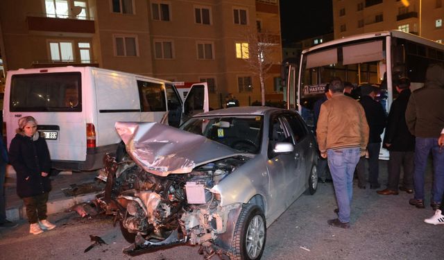 Alkollü Sürücü Park Halindeki Araçlara Çarptı: Kaza Sonrası Kavga Çıktı, 2 Yaralı