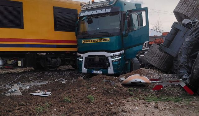 Nevşehir’de yük treni tıra çarptı! 2 makinist yaralandı