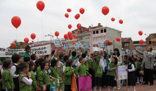 İnegöl’de öğrencilerden geri dönüşüm yürüyüşü: Temiz gelecek için anlamlı mesaj