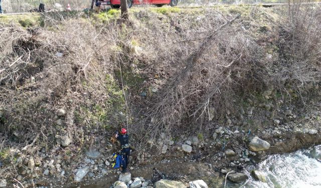 İnegöl’de dere yatağına düşen köpek itfaiye ekiplerince kurtarıldı