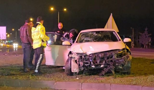 İnegöl'de Gece saatlerinde kaza! Alkollü sürücü kavşağa çıktı