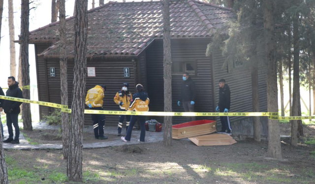 Yaşlı adam parkın lavabosunda ölü olarak bulundu