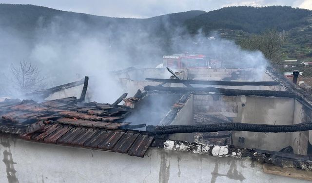 Yatağan’daki yangında bir ev küle döndü