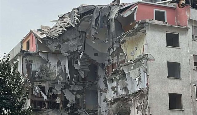 Zeytinburnu'nda bina yıkımı sırasında kopan parça çocuğun kafasına düştü! 1 ölü