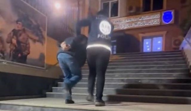 Polis yeleğiyle sosyal medyada yayın yaptı, yakalandı