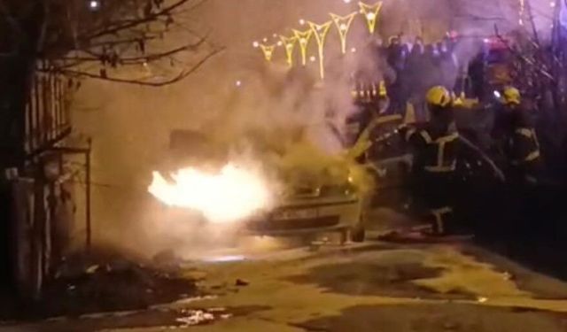 Bitlis’te seyir halindeki araç alev aldı