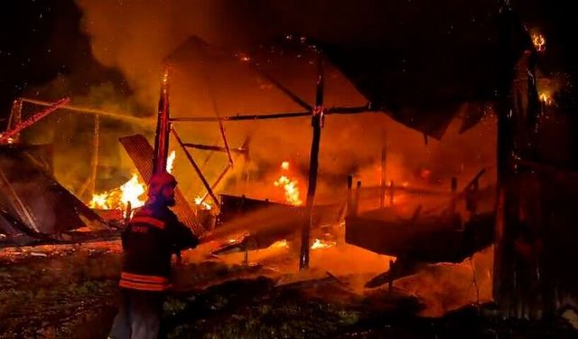 Bolu'da samanlığa yıldırım düştü! Samanlık ve traktör alev alev yandı