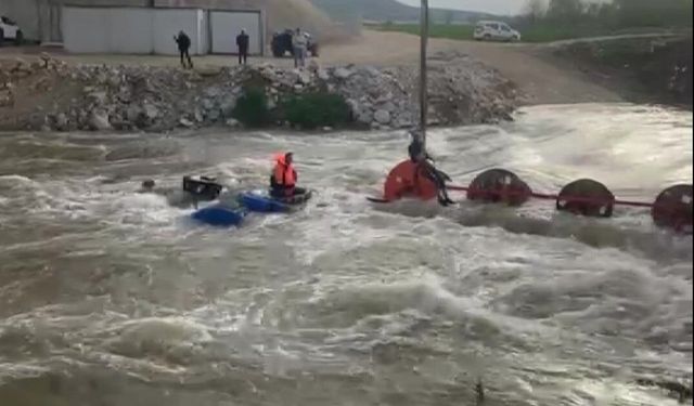 Bursa’da 10 İşçi Traktörle Dereye Yuvarlandı! İşçiler Mahsur Kaldı
