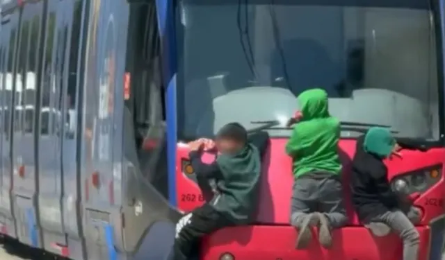 Bursa’da tramvayın arkasına tutunan çocuklar tehlike saçtı