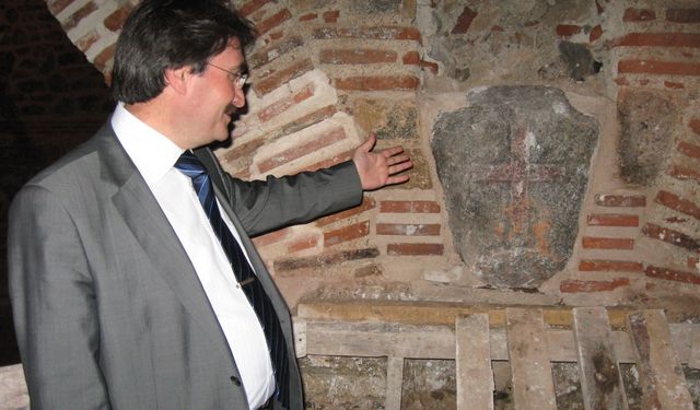 İnegöl Ortaköy Kervansarayı’nda Osmanlı Hoşgörüsünü Yansıtan Tarihi Taş Ortaya Çıktı