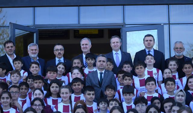İnegöl OSB Ortaokulu’nda 1.100 Öğrenciye Forma ve Eşofman Desteği