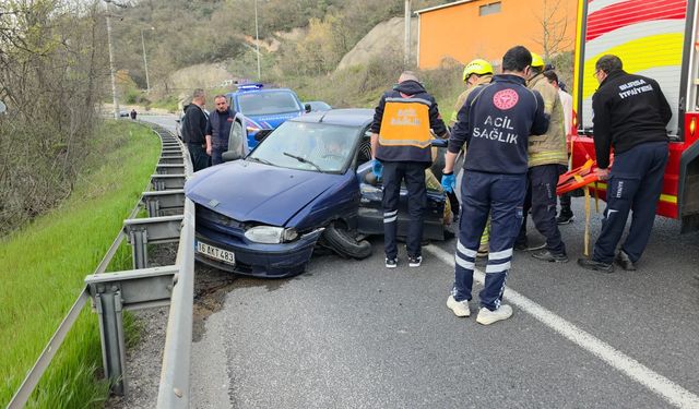 İnegöl’de Bariyere Çarpan Otomobilde 2 Kişi Yaralandı
