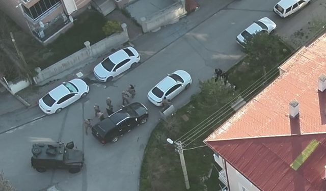 Siber suç makineleri 50'den fazla dosyadan aranıyordu, Sivas'ta yakalandılar