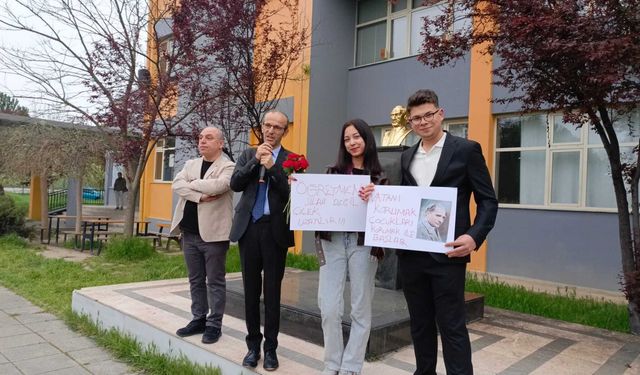 Bursa’da Öğrencilerden Anlamlı Mesaj: “Silah Değil, Çiçek Uzatılır”