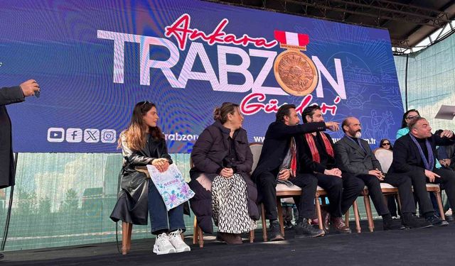 Taşacak Bu Deniz’ oyuncuları Ankara'da hayranlarıyla buluştu